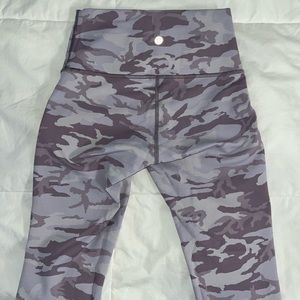 Never worn Lululemon Wunder Unders 28”